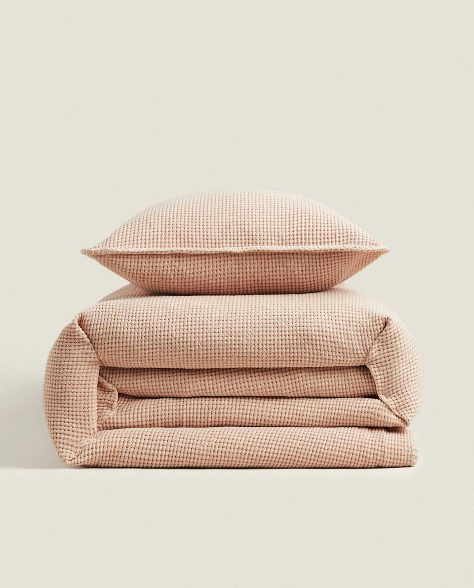 TEXTURED WAFFLE-KNIT BEDSPREAD