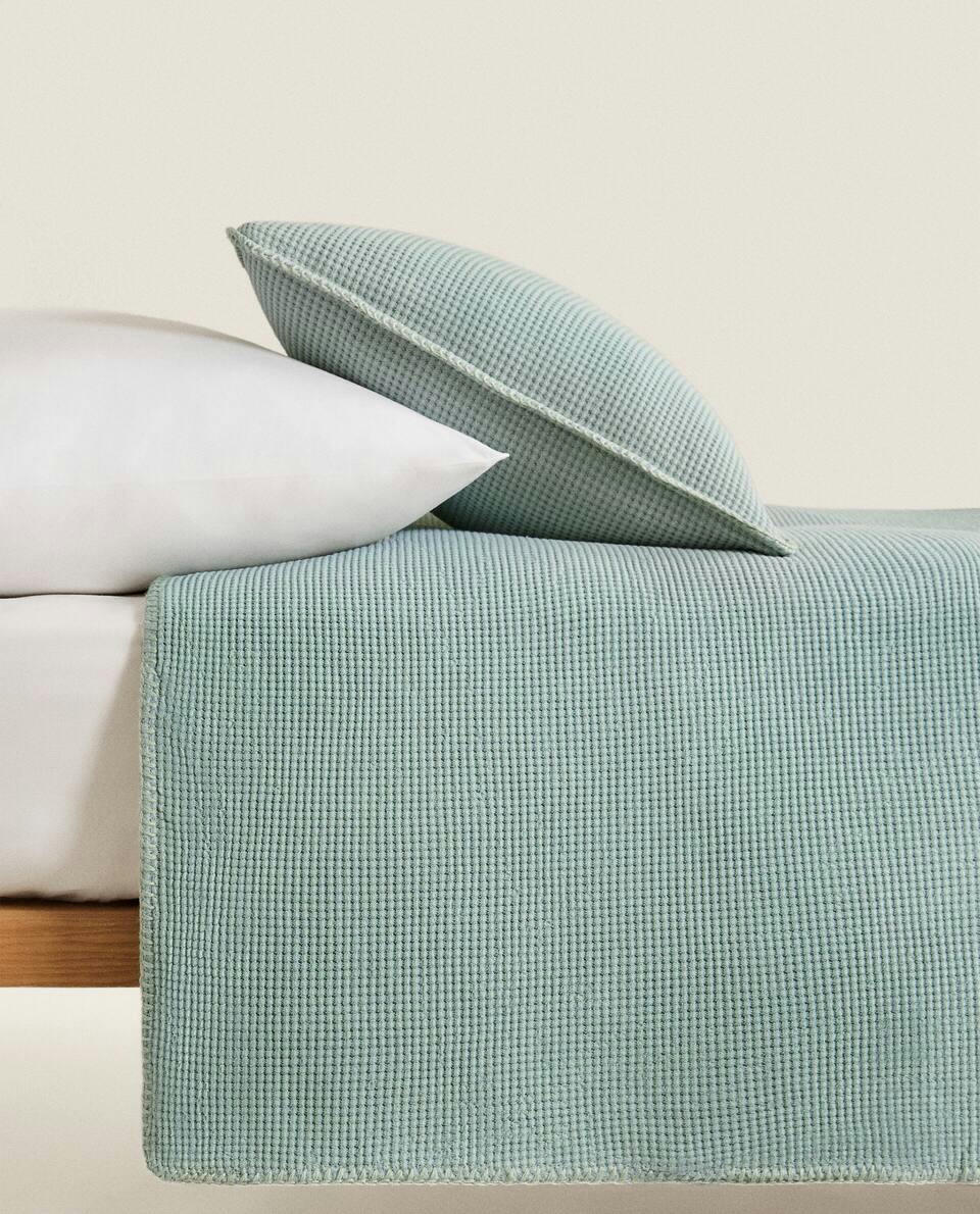 TEXTURED WAFFLE-KNIT BEDSPREAD