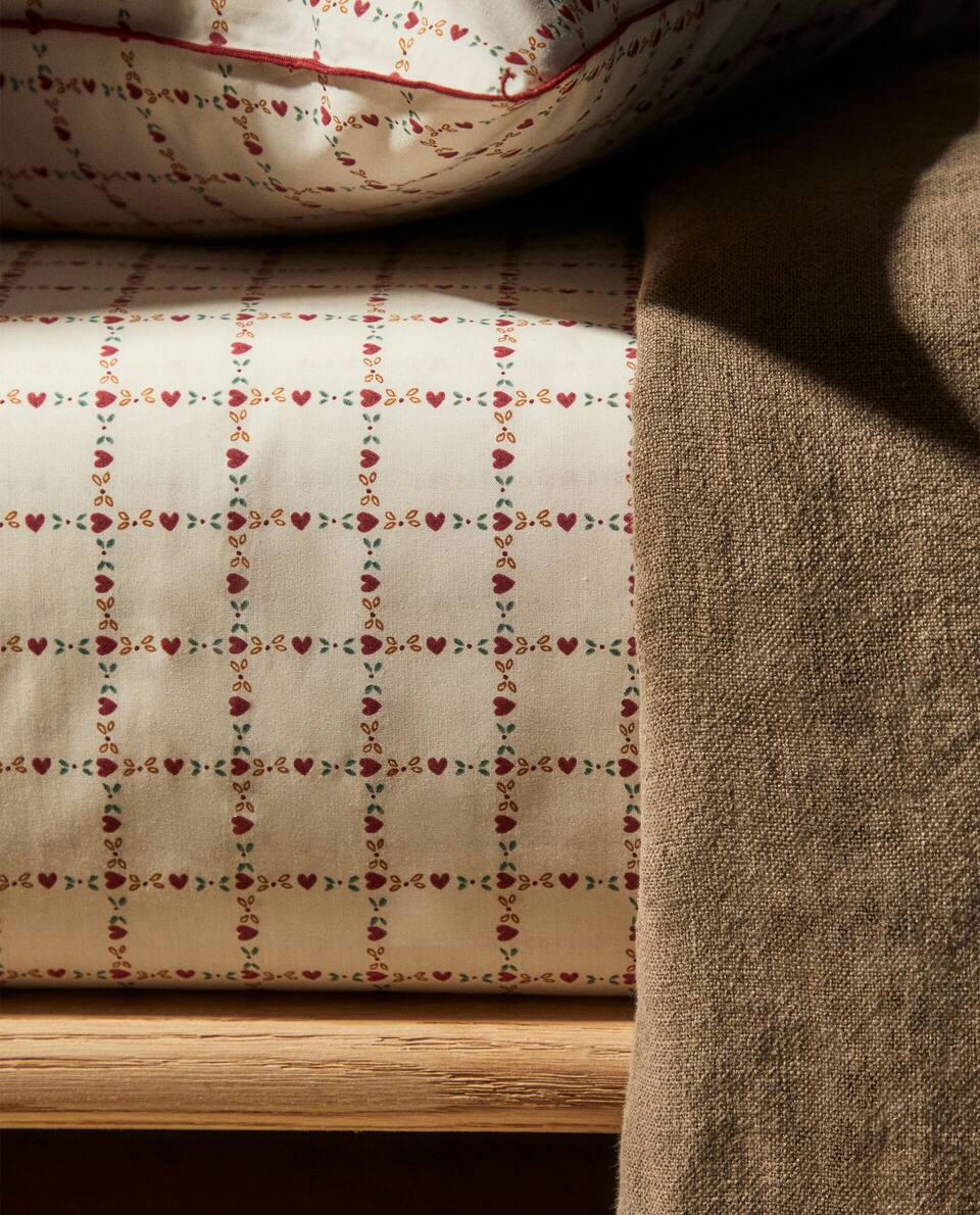 CHILDREN'S PERCALE FITTED SHEET WITH CHRISTMAS HEARTS