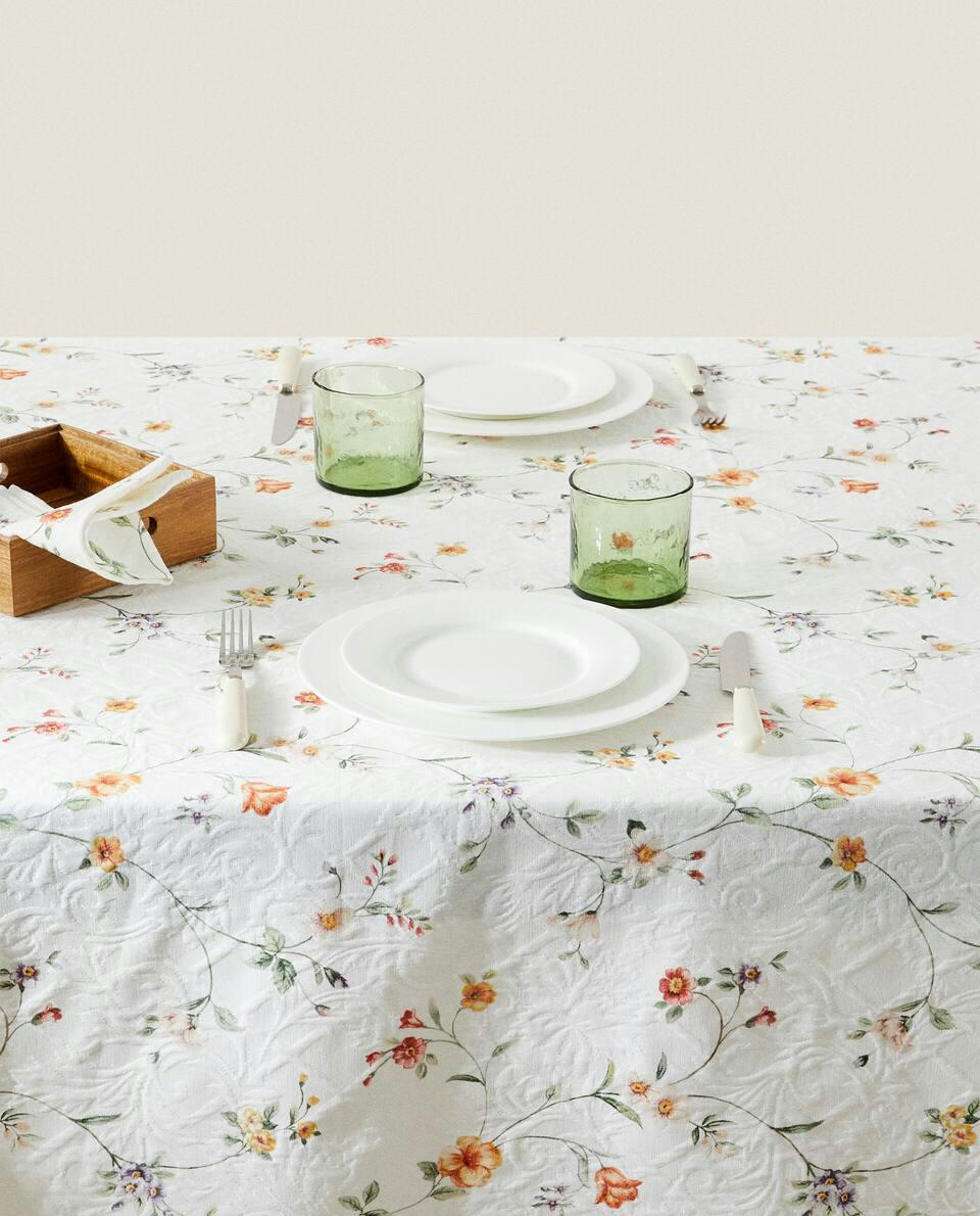 FLORAL JACQUARD TABLECLOTH