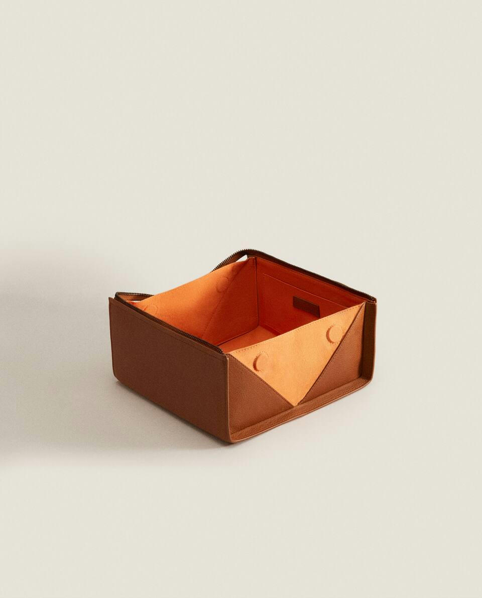 RIGID LEATHER TOILETRY BAG