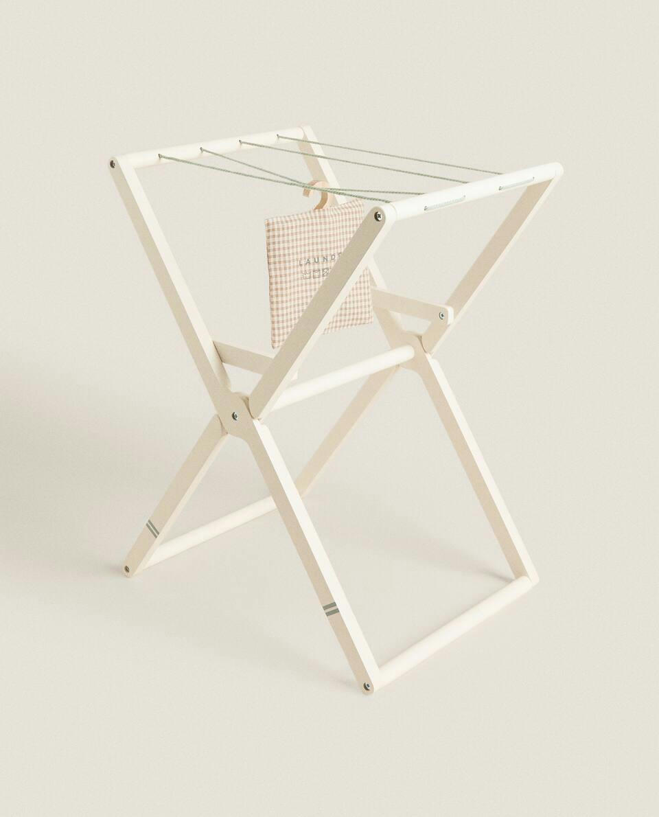 TOY CLOTHES HORSE