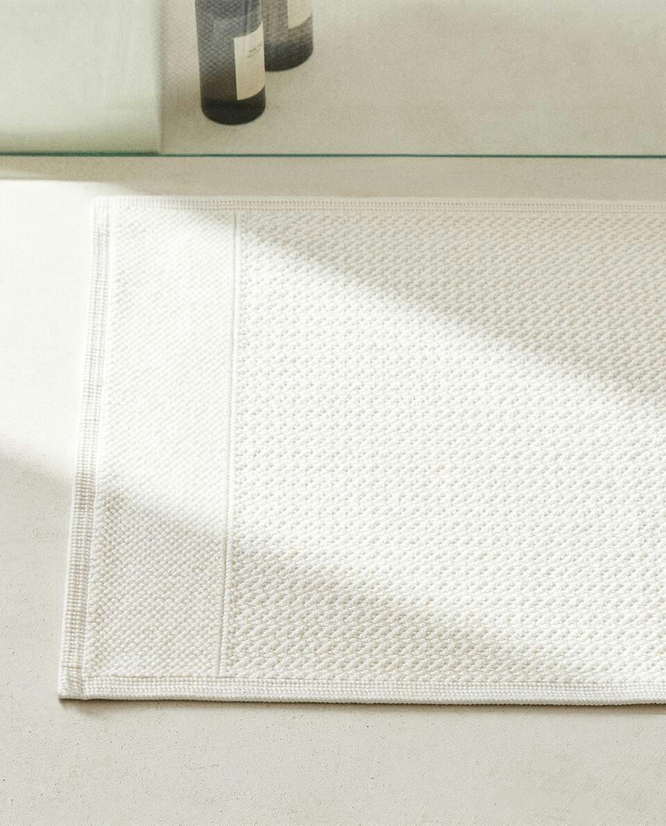 TEXTURED WAFFLE BATH MAT