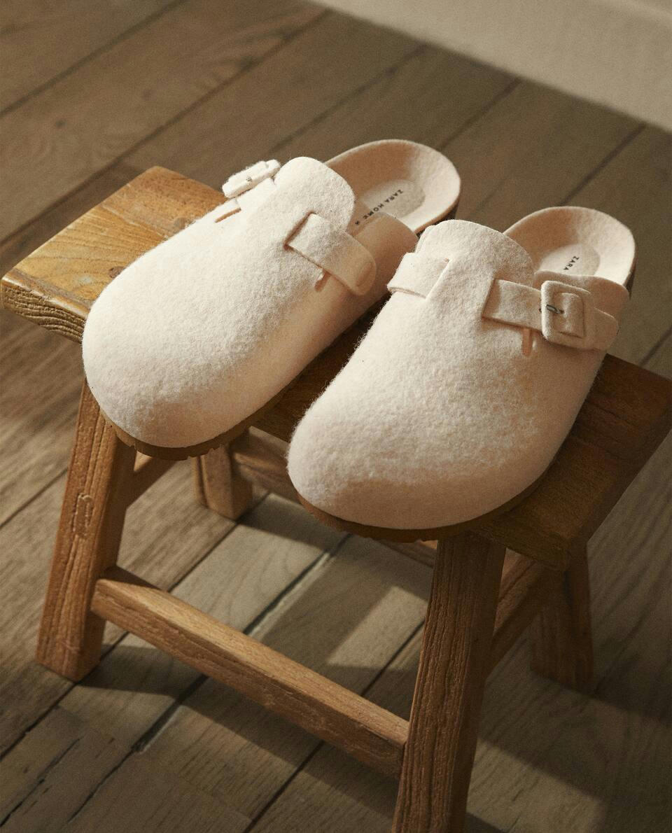 COVERED BUCKLE FELT MULE SLIPPERS