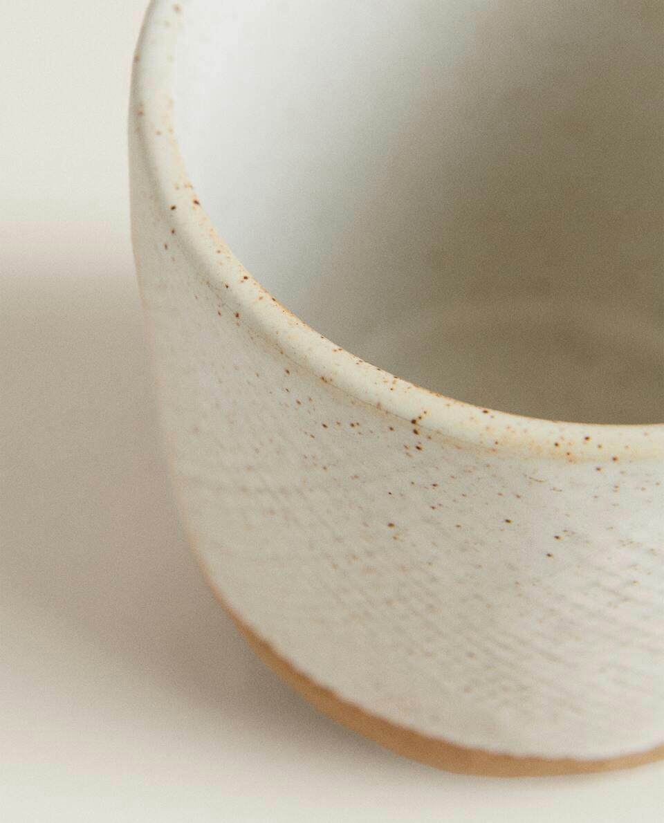 MUG WITH RAISED DESIGN