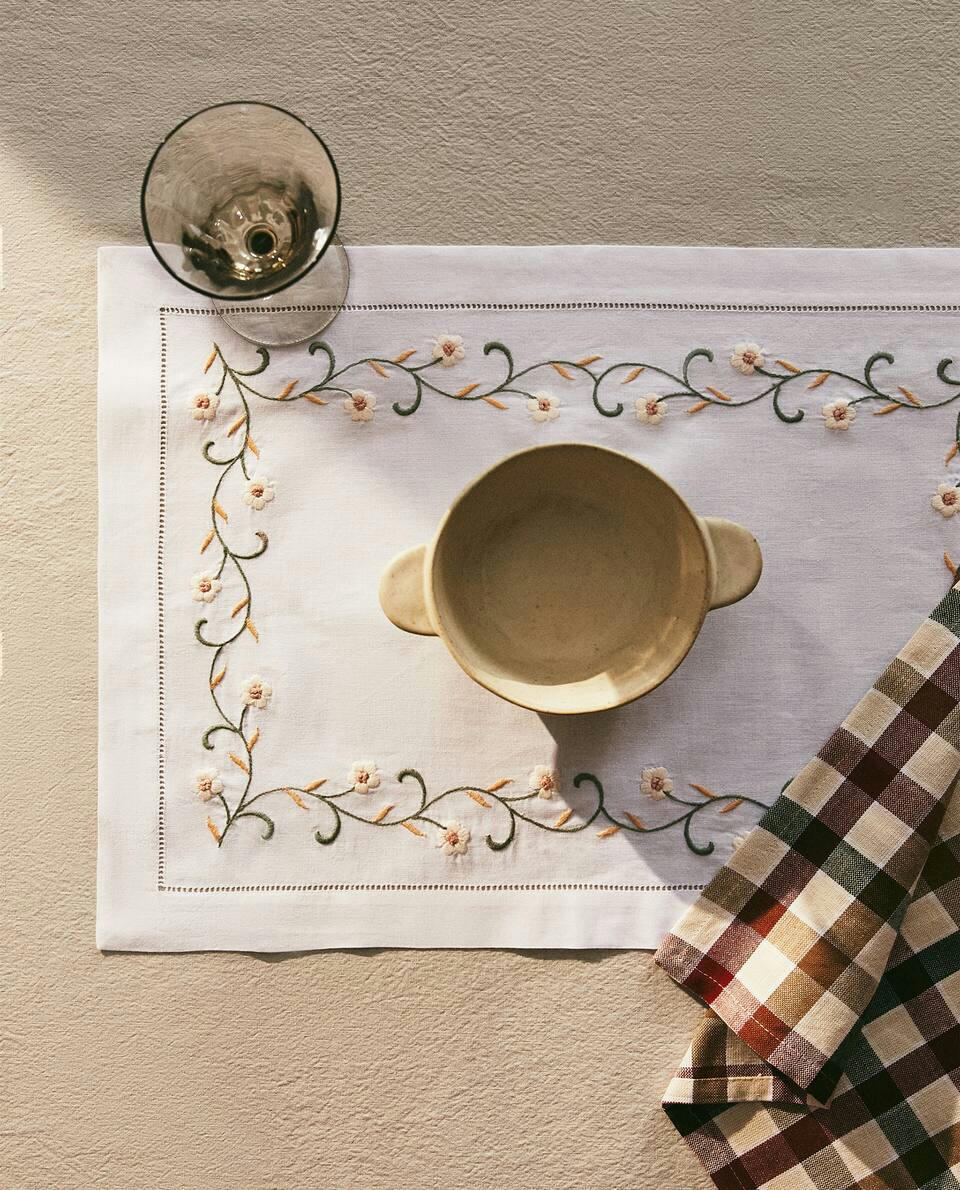 FLORAL EMBROIDERY PLACEMAT