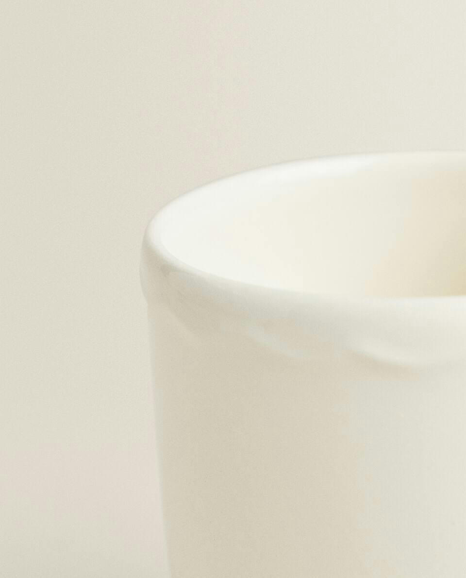 EARTHENWARE MUG WITH A RAISED-DESIGN EDGE