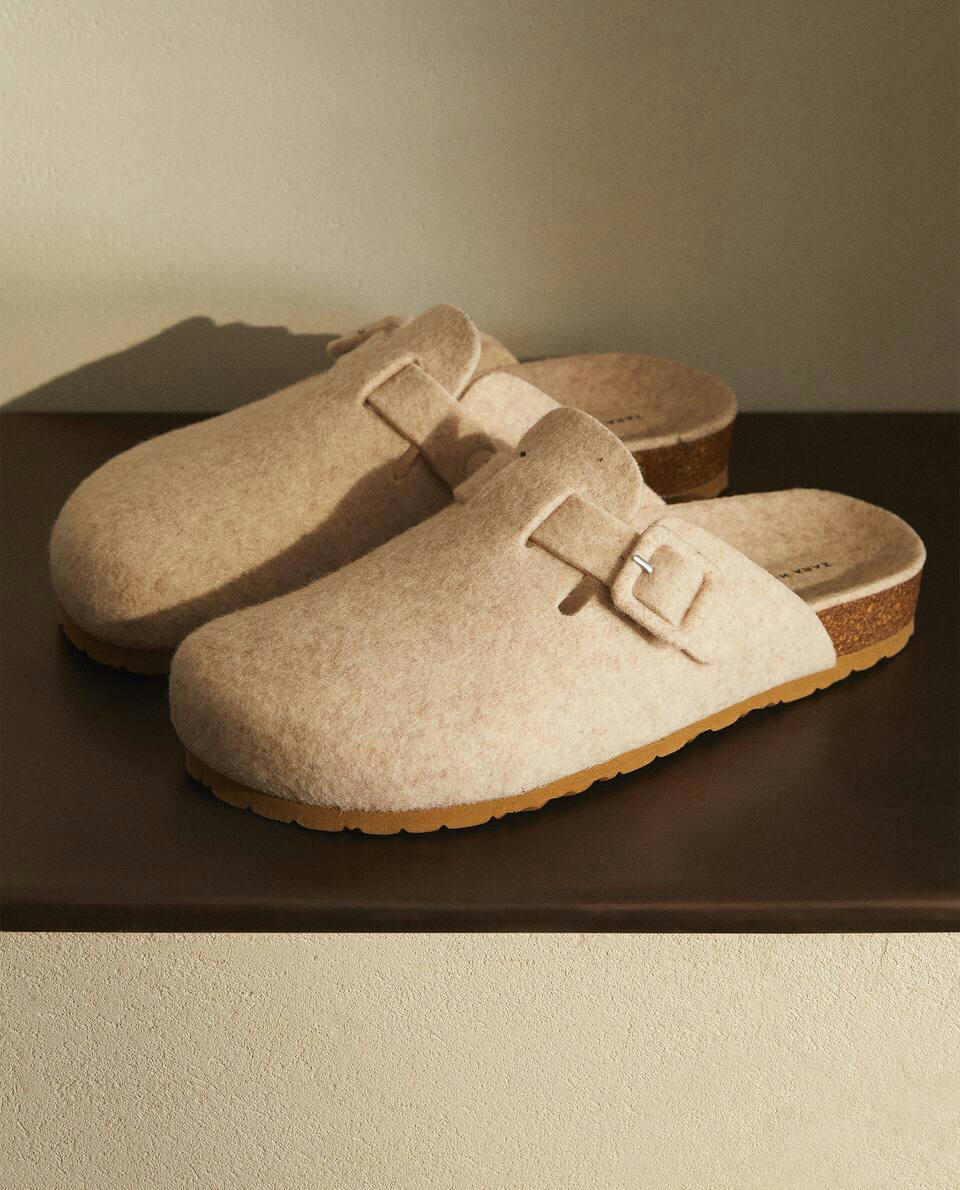 COVERED BUCKLE FELT MULE SLIPPERS