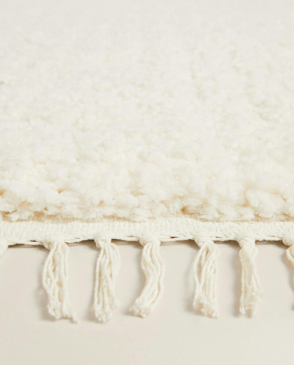 TEXTURED RUG WITH FRINGING