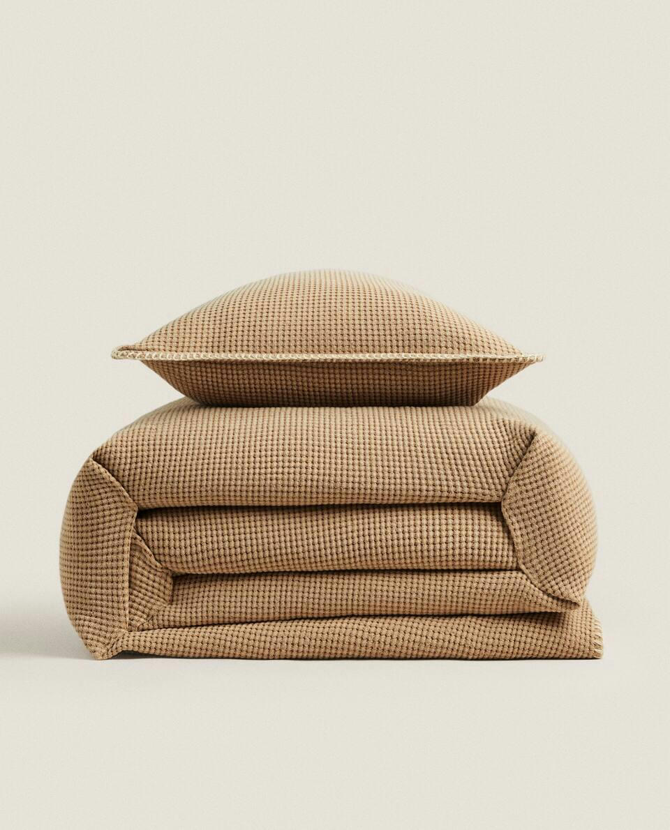 TEXTURED WAFFLE-KNIT BEDSPREAD
