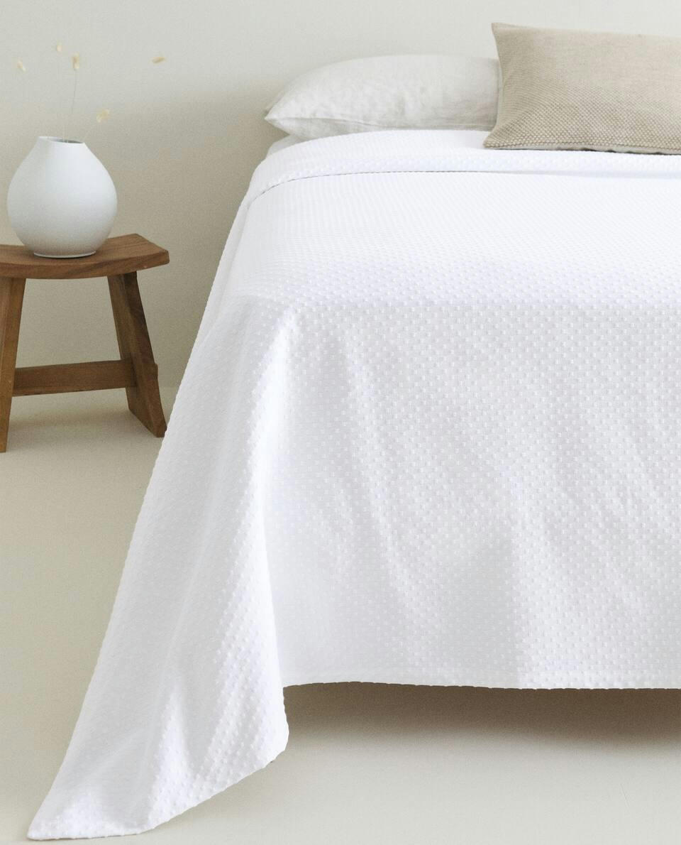 BEDSPREAD WITH POLKA DOT DESIGN
