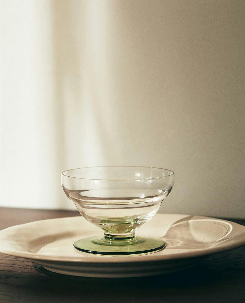 ICE-CREAM CUP WITH A COLOURED BASE