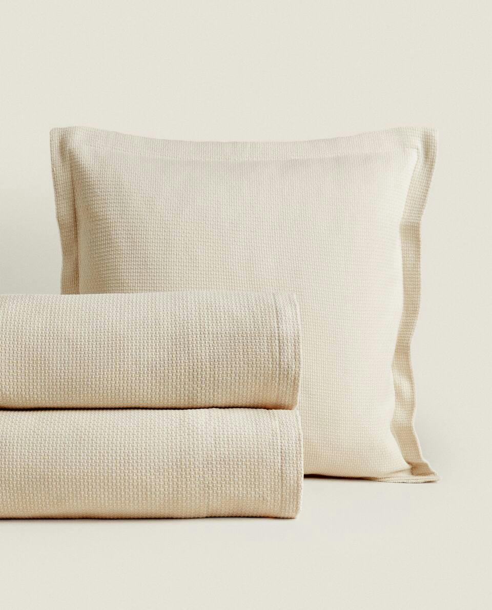 TEXTURED BEDSPREAD