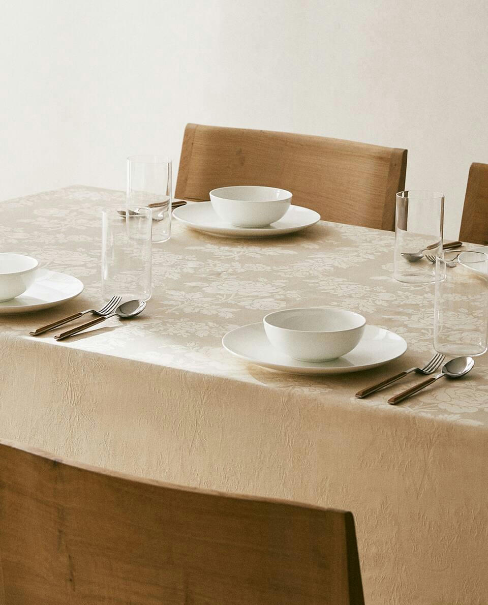 FLORAL JACQUARD TABLECLOTH