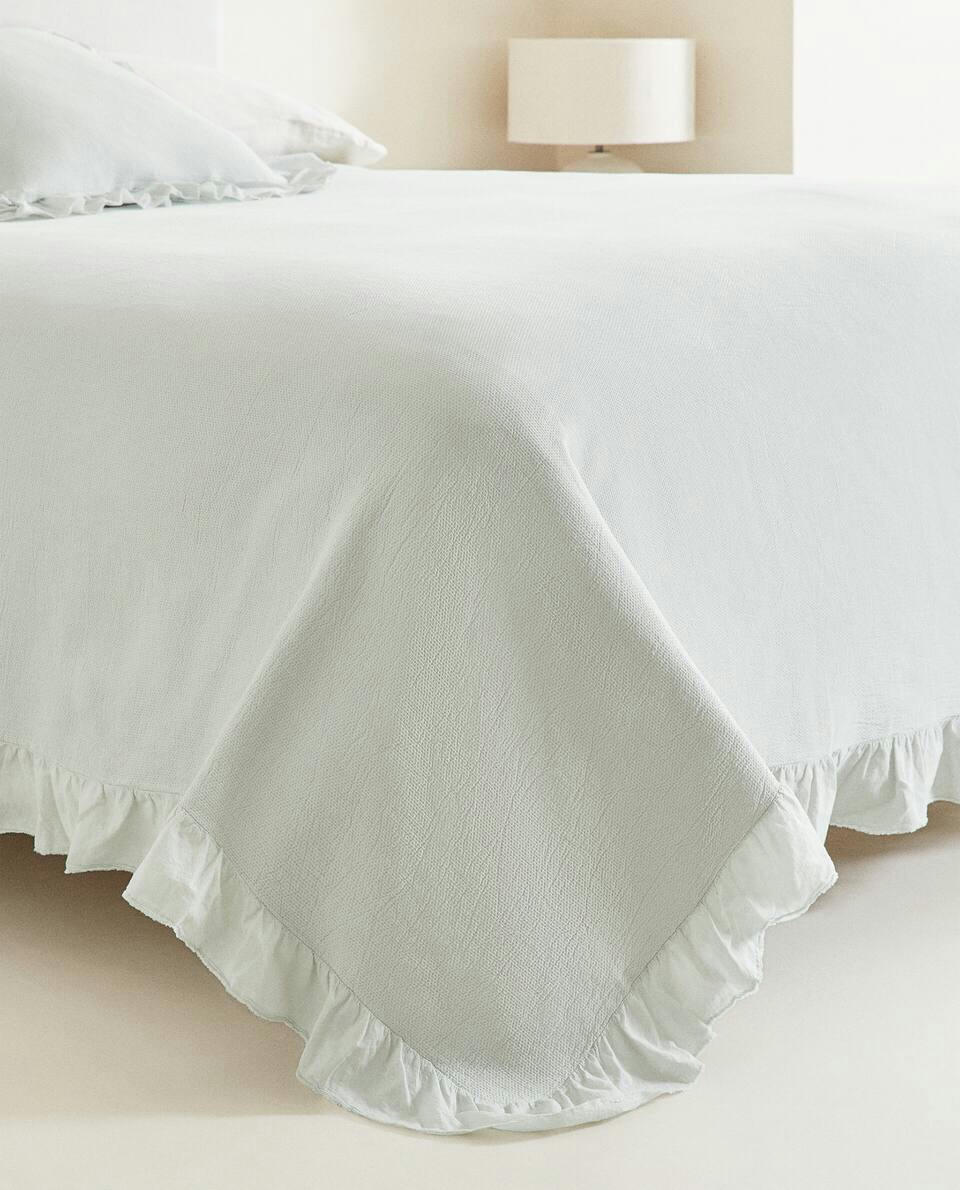 RUFFLE TRIM BEDSPREAD