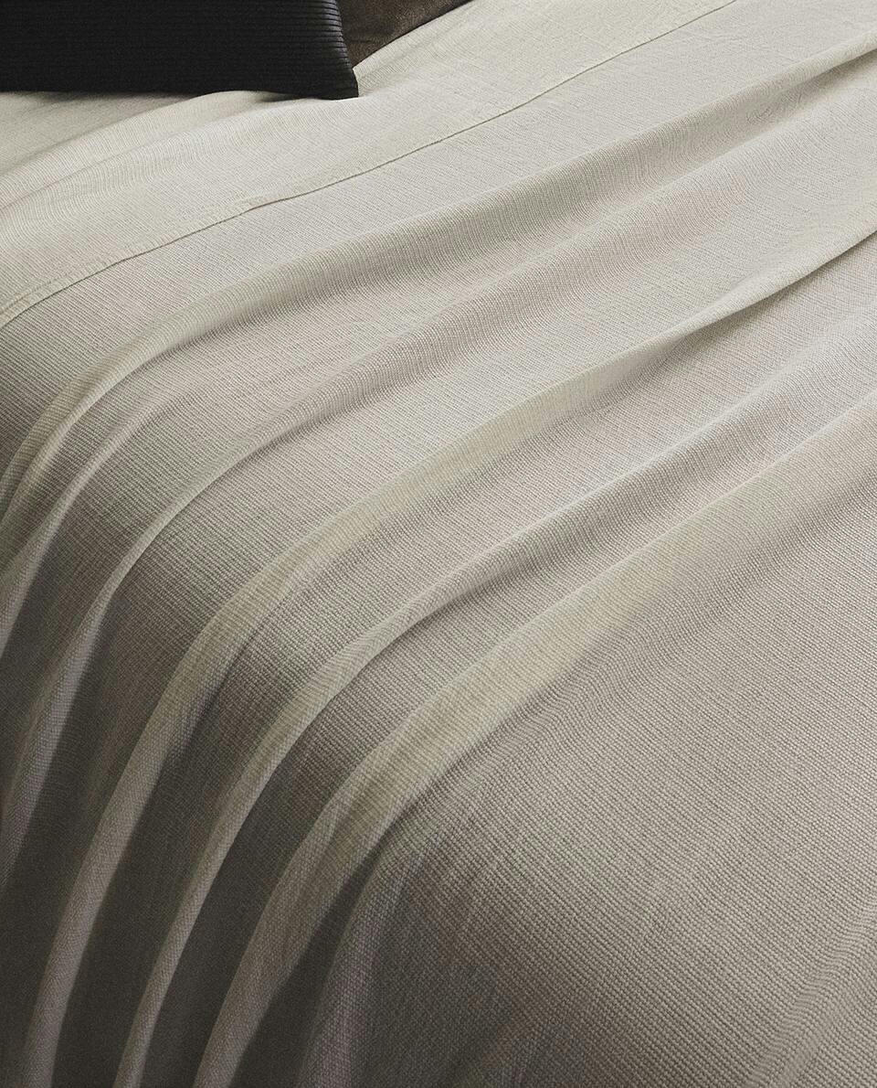 RUFFLE TRIM BEDSPREAD