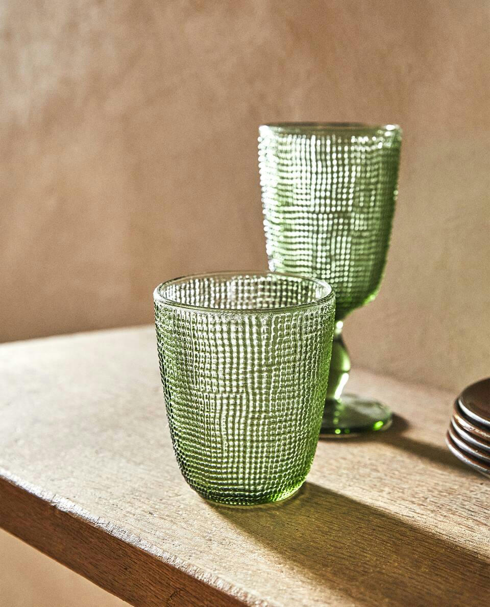 GLASS TUMBLER WITH RAISED DESIGN