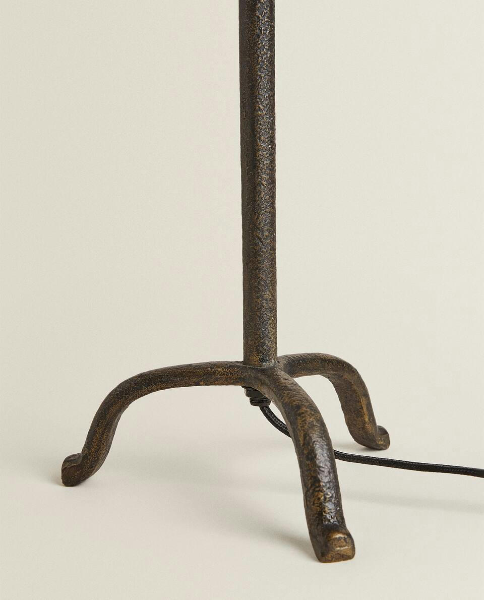 LAMP WITH TRIPOD BASE