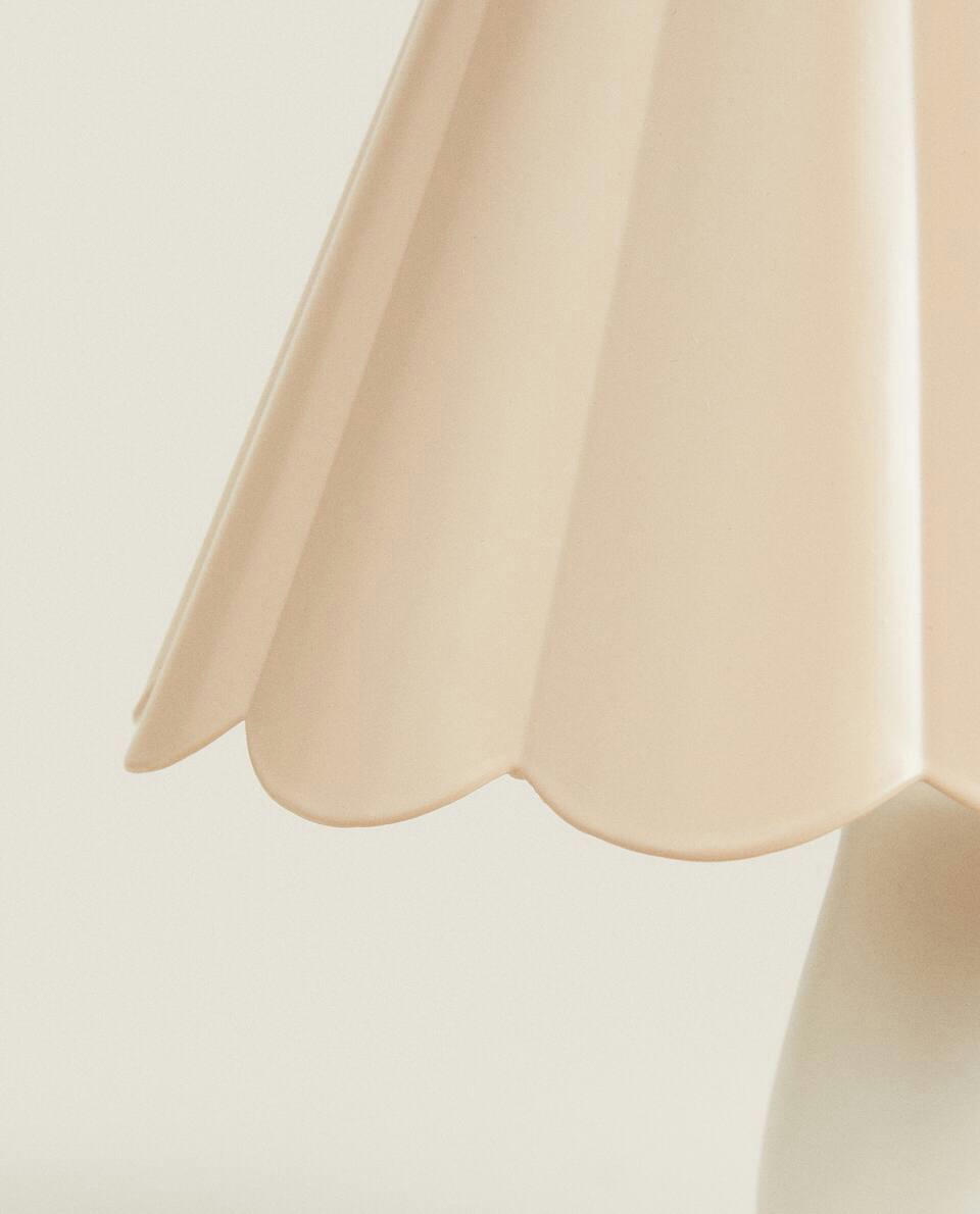 SCALLOPED METAL LAMP