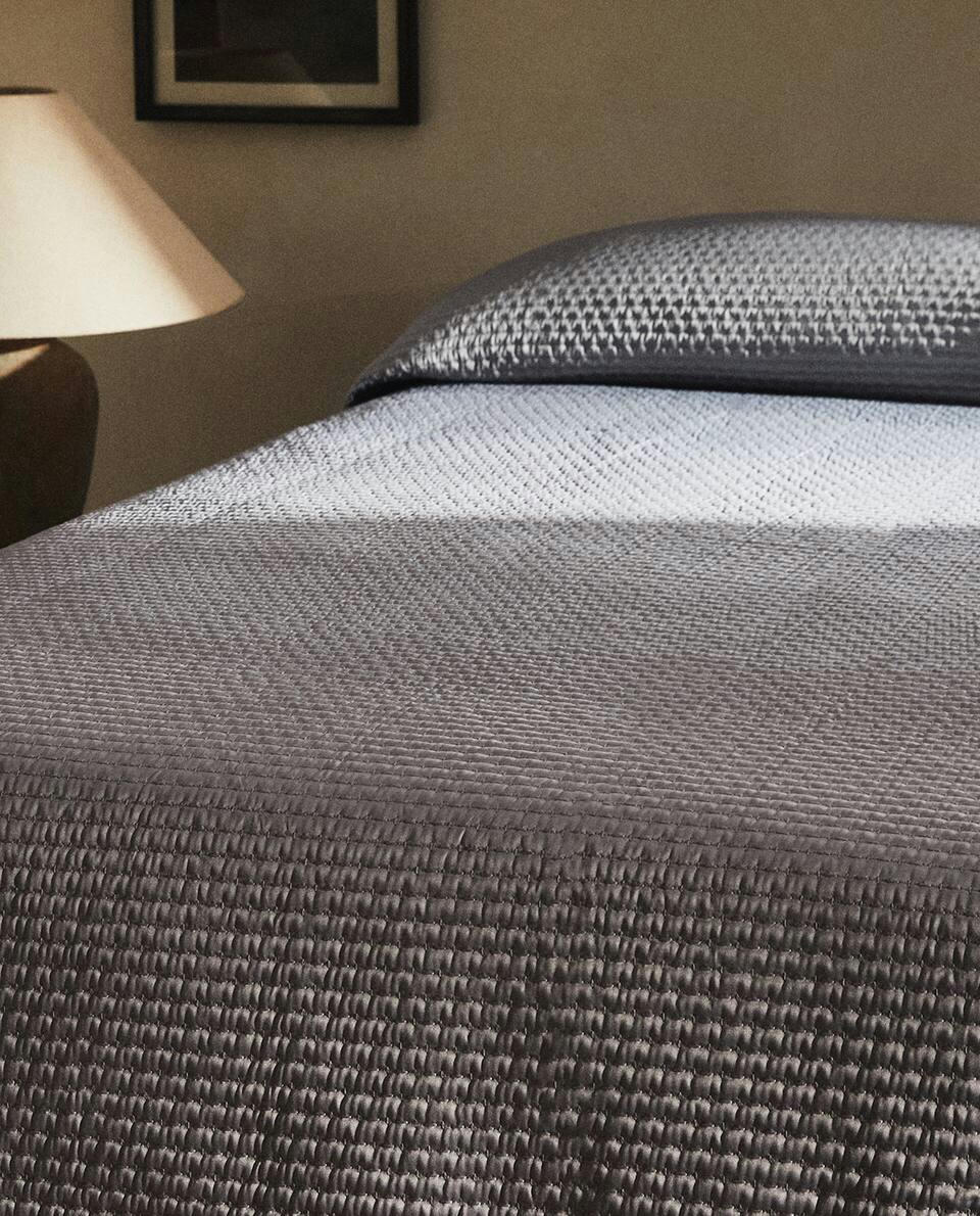 QUILT WITH TOPSTITCHING