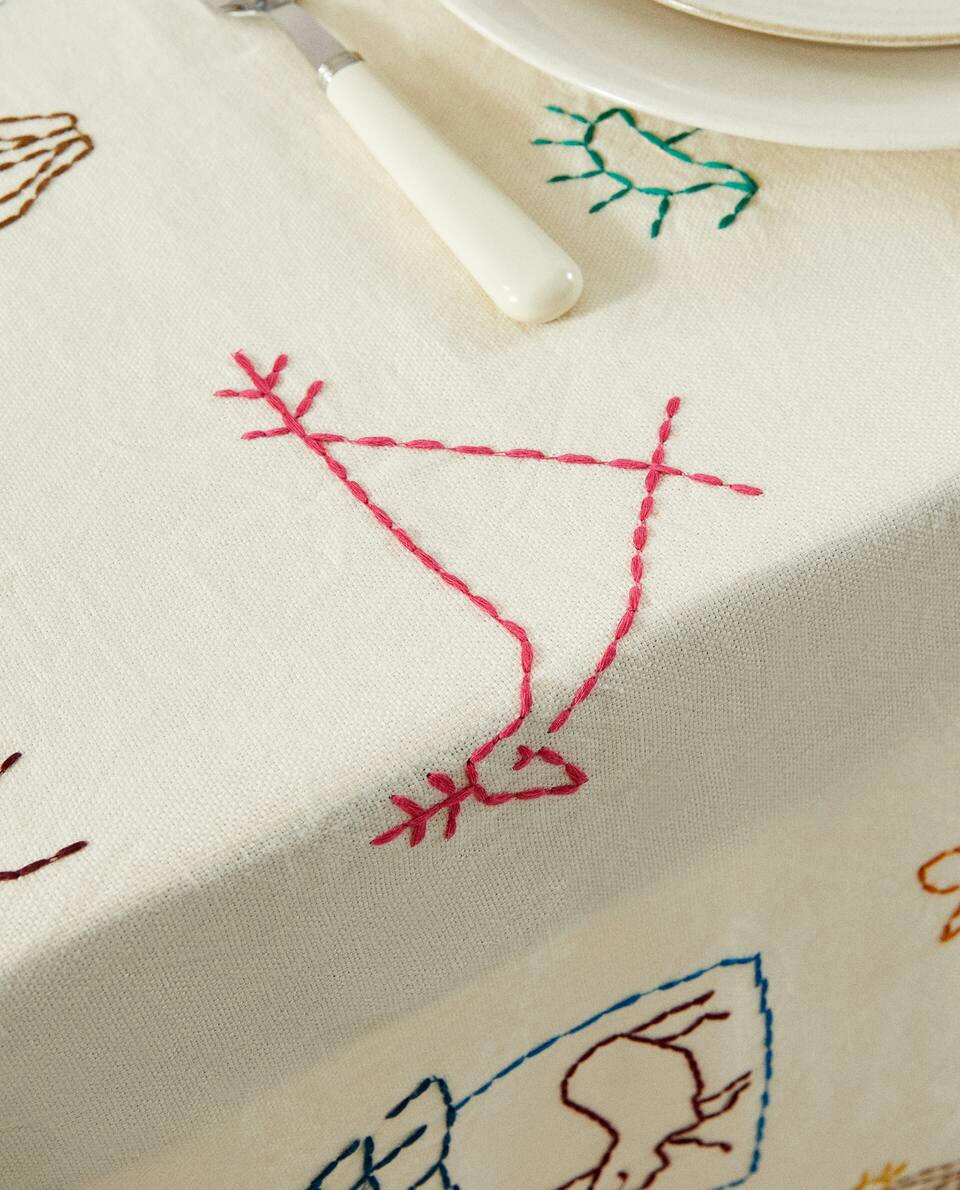 EMBROIDERED LINEN TABLECLOTH