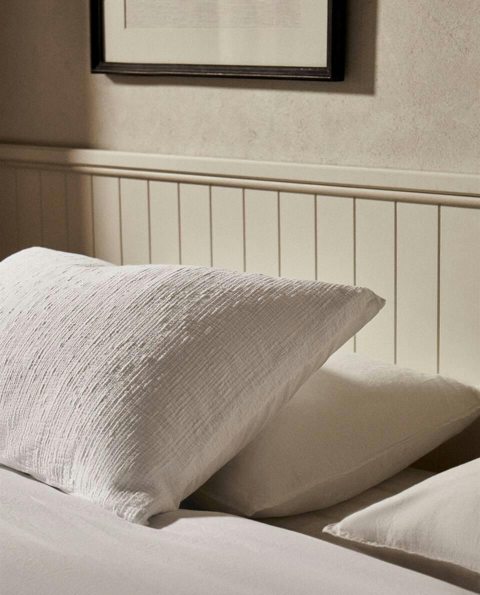 PILLOWCASE WITH RAISED QUILT BEDSPREAD EFFECT