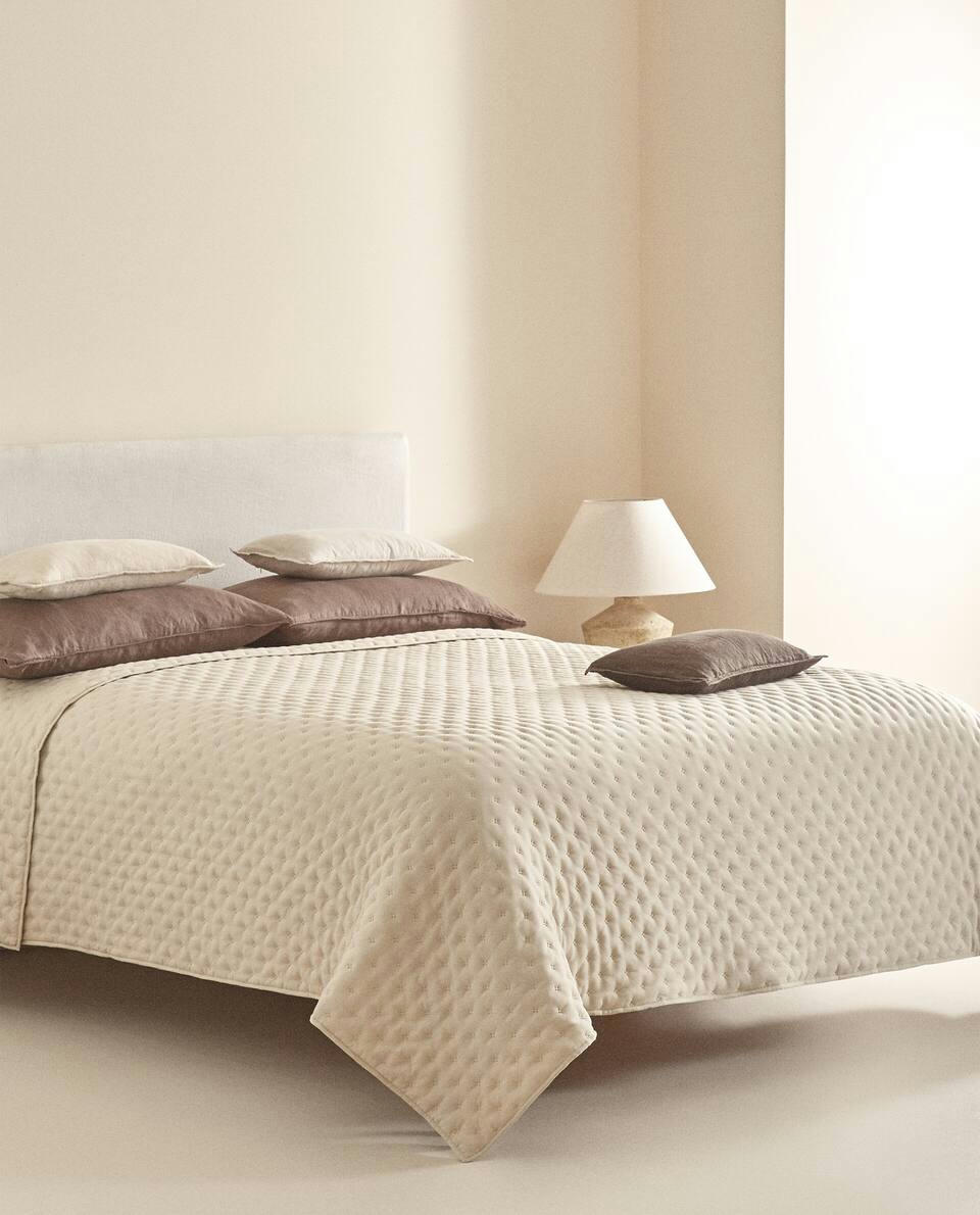 QUILTED QUILT WITH DOTS