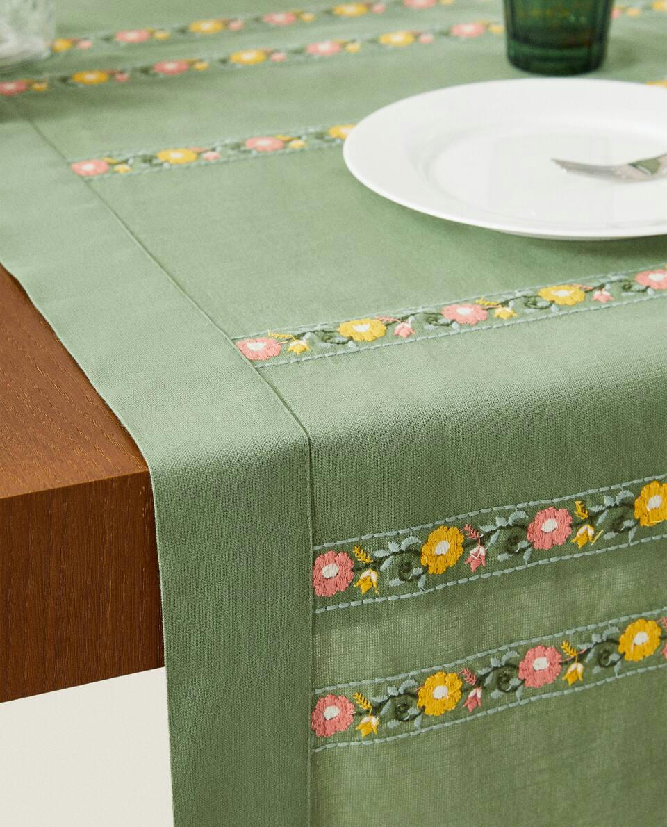 EMBROIDERED COTTON TABLE RUNNER