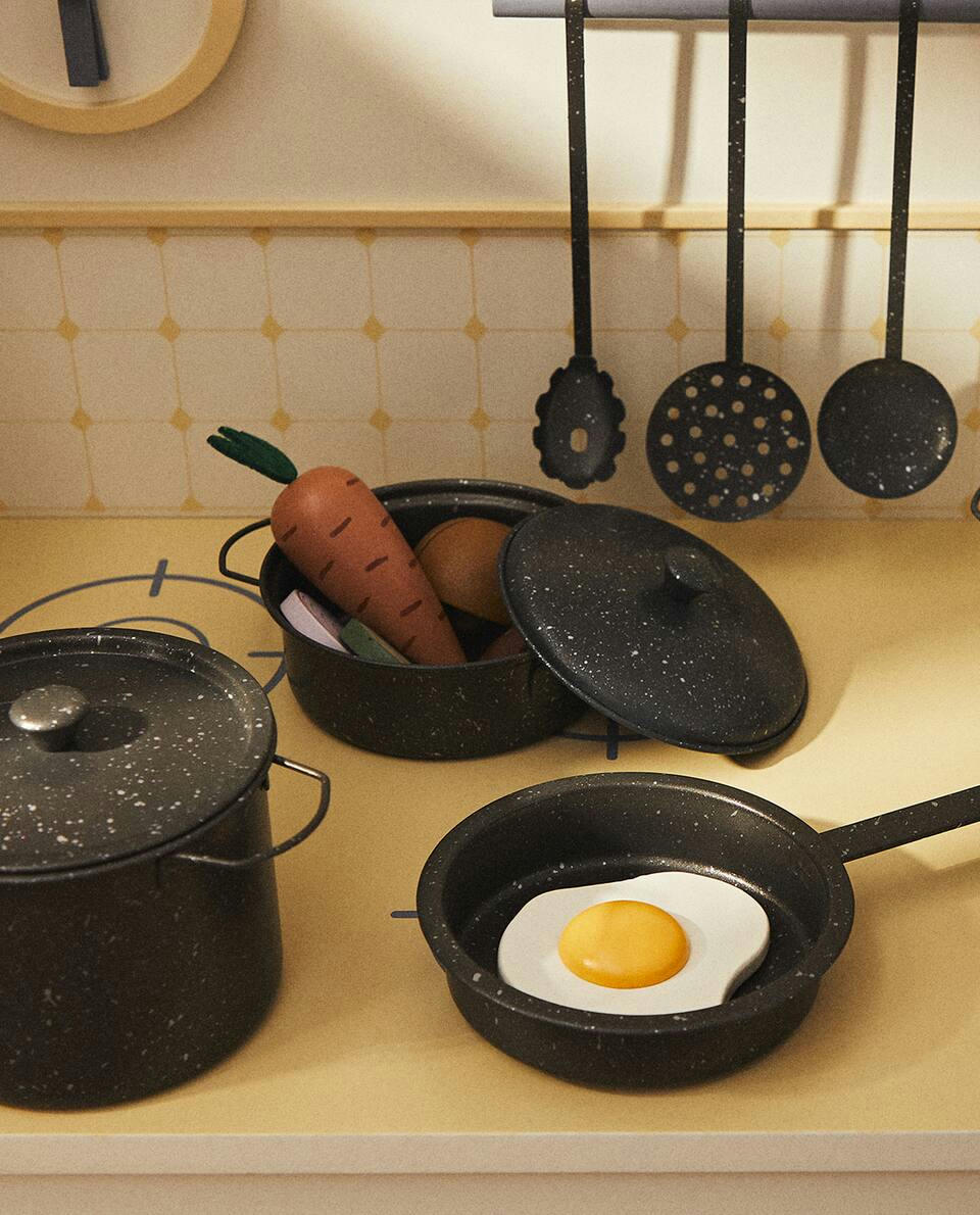 CHILDREN'S SET OF KITCHEN UTENSILS