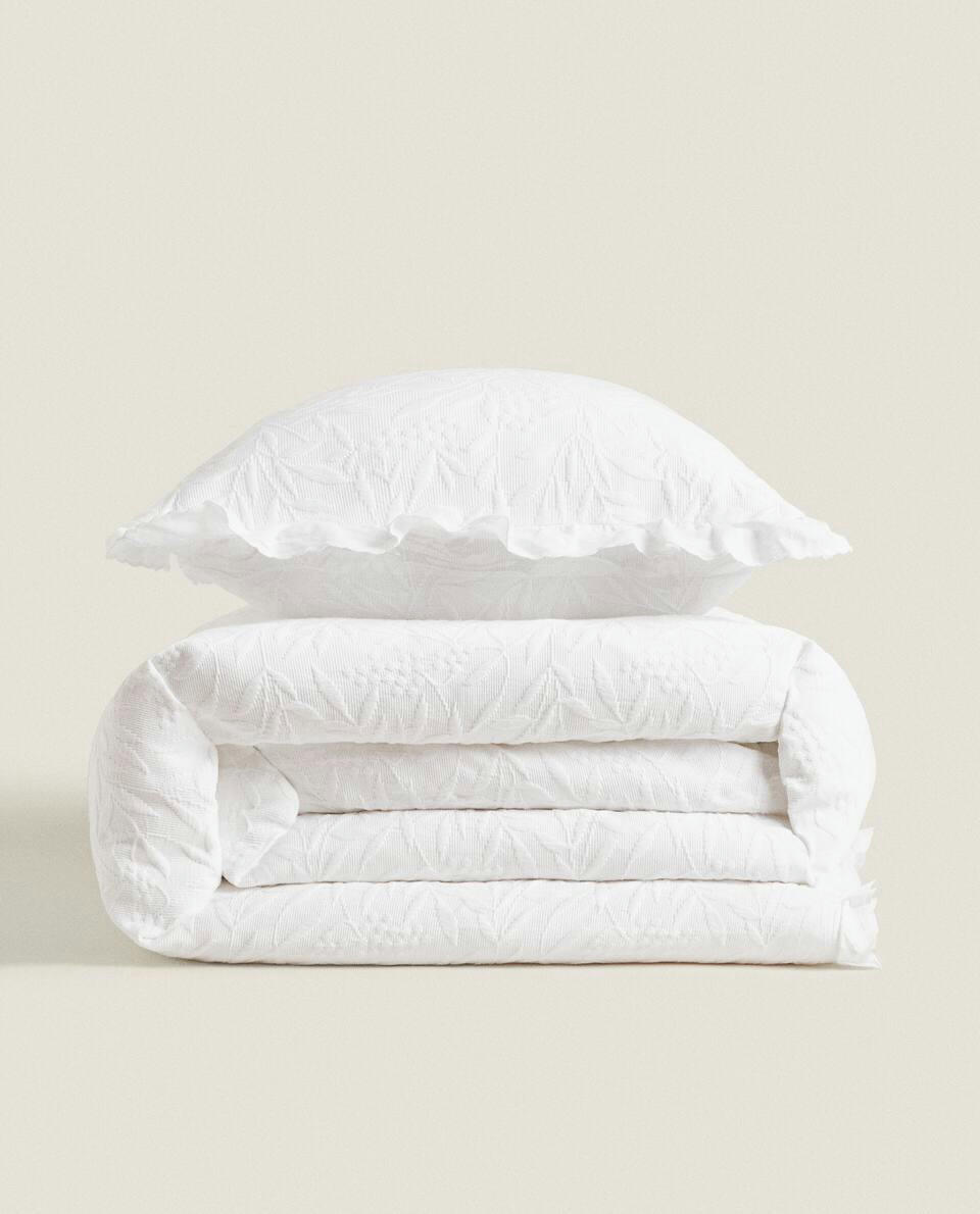 RUFFLE TRIM BEDSPREAD