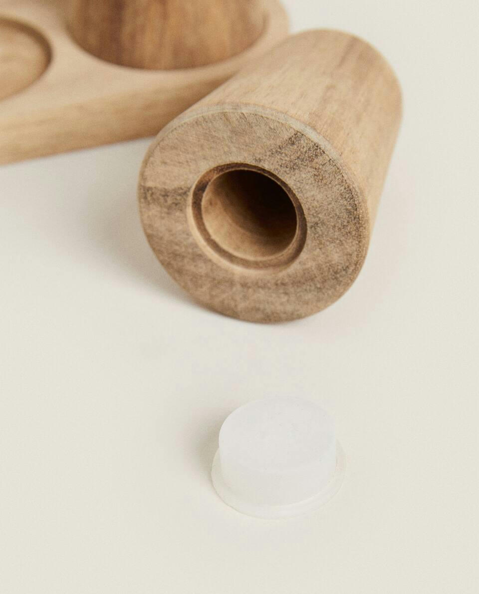 WOODEN SALT AND PEPPER SHAKER SET