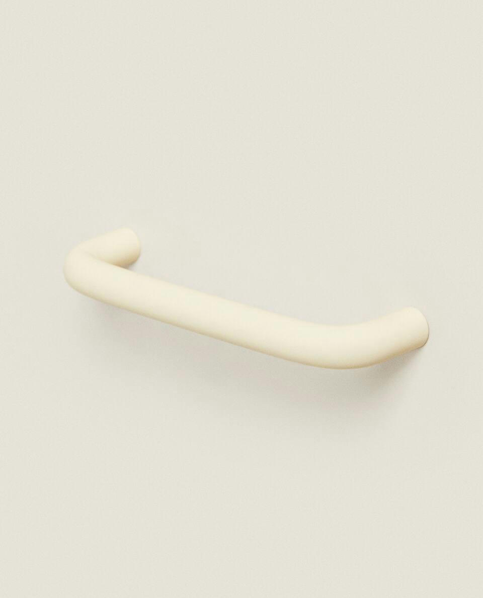 ELONGATED METAL HANDLE