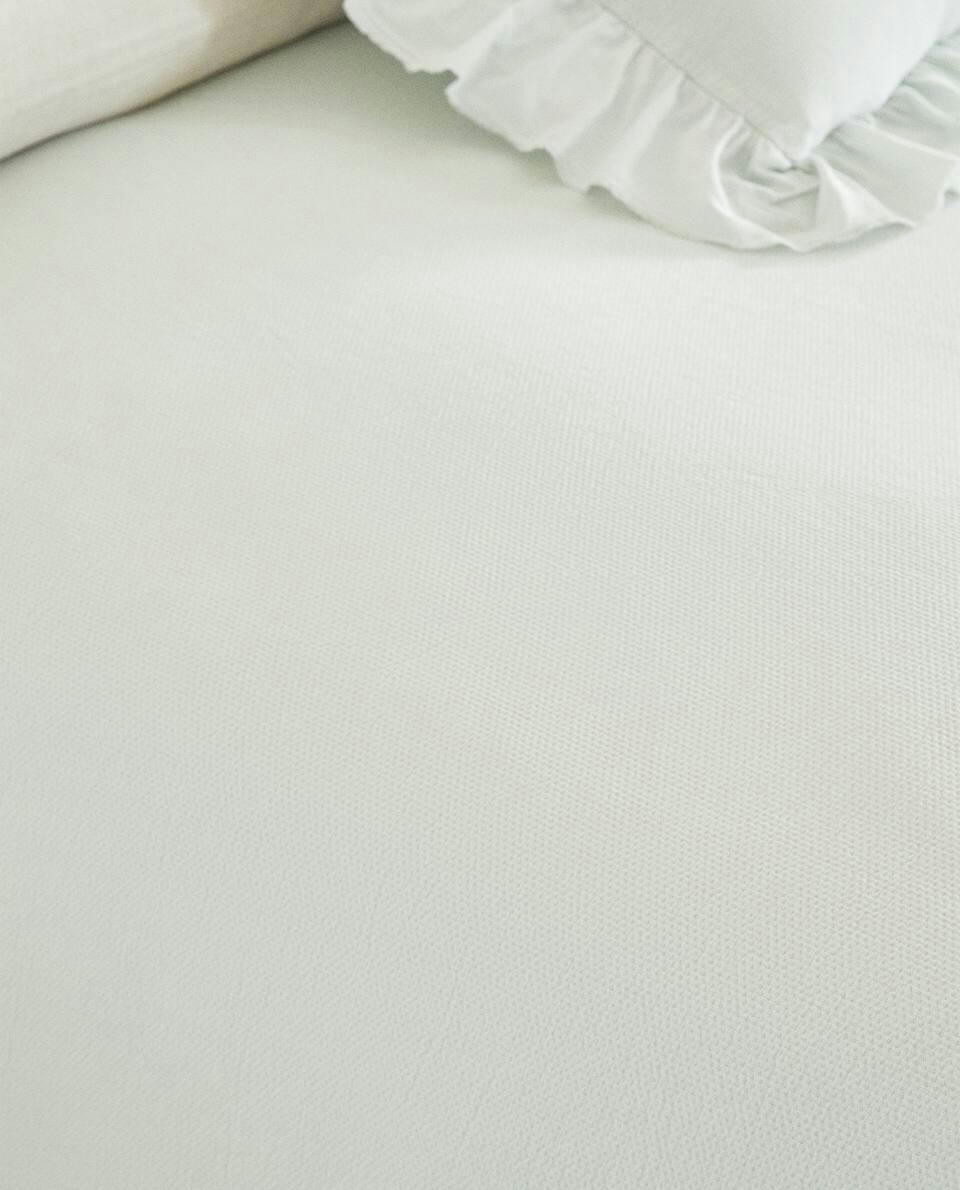 RUFFLE TRIM BEDSPREAD