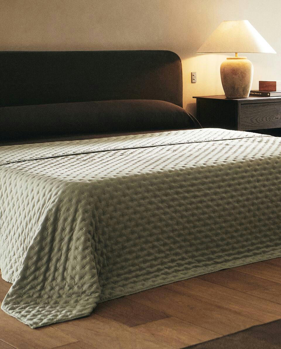 QUILTED QUILT WITH DOTS