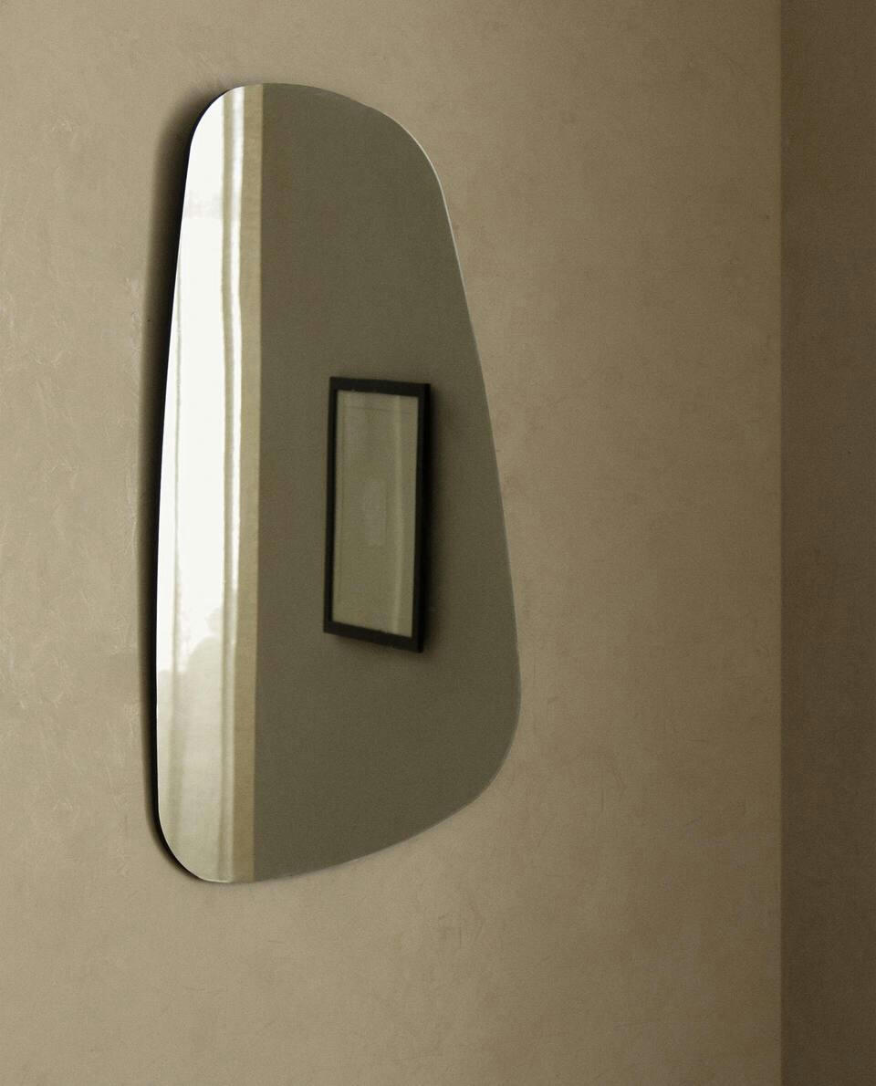 IRREGULAR-SHAPED MIRROR