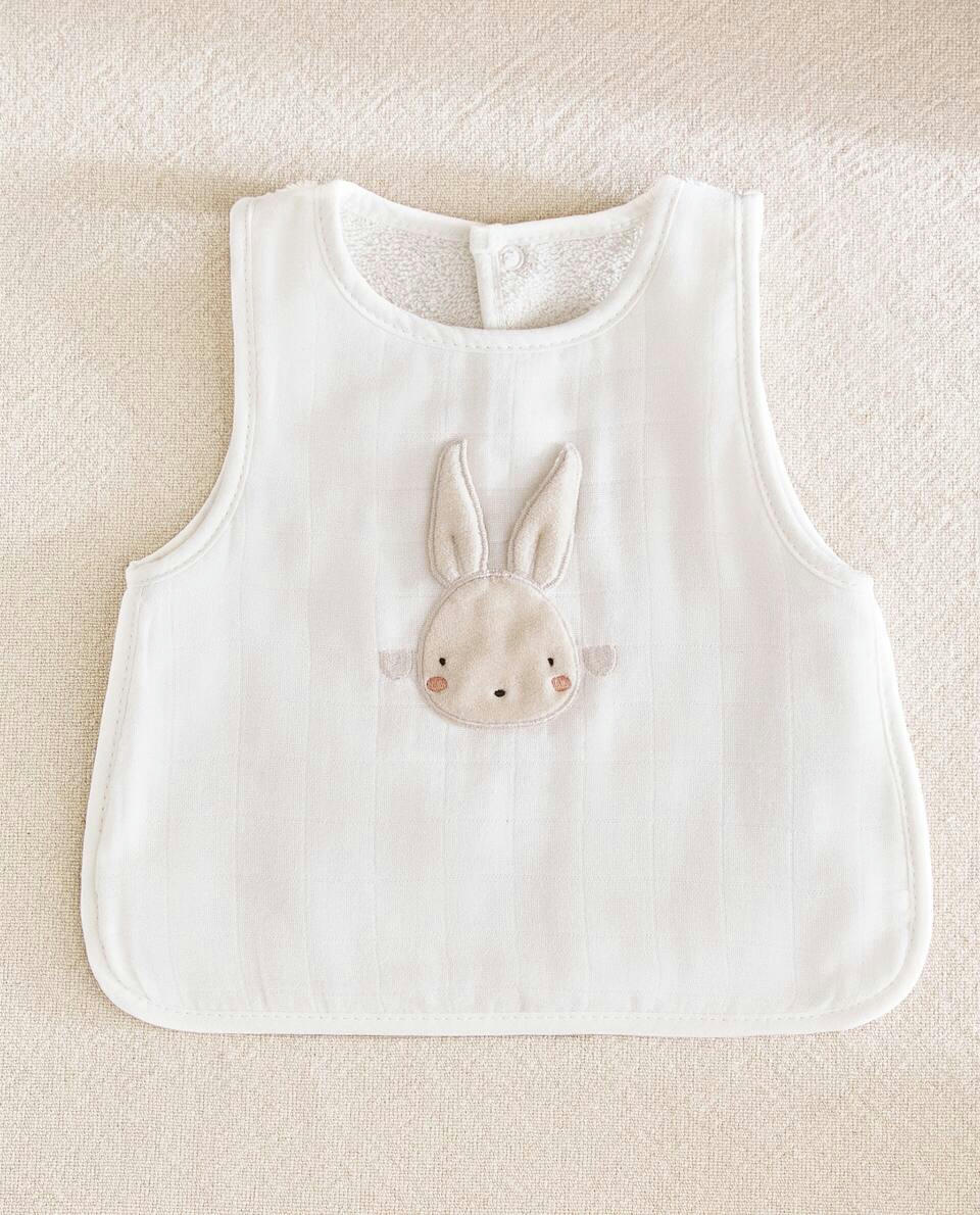 BIB WITH BUNNY APPLIQUé