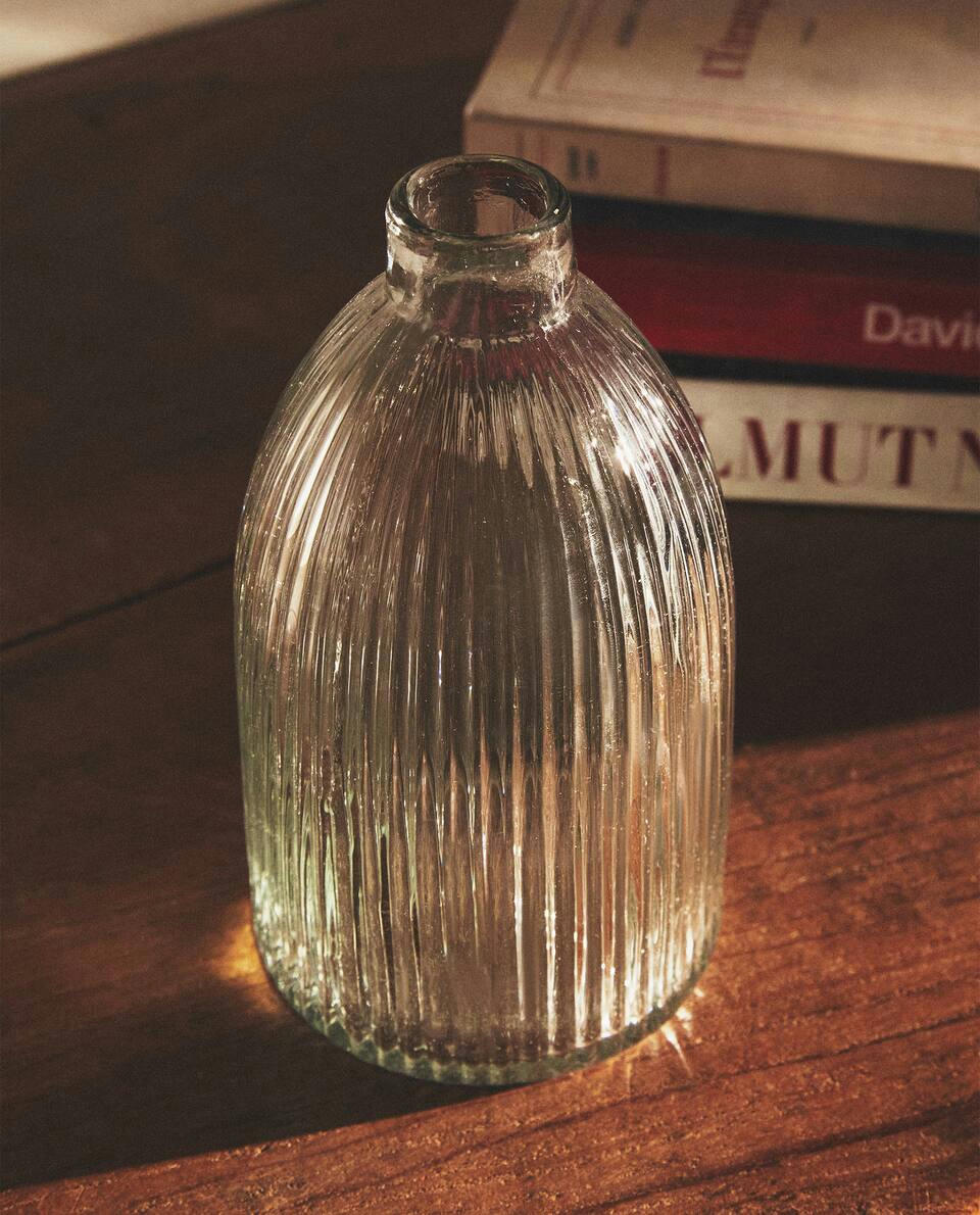 GLASS VASE WITH LINES