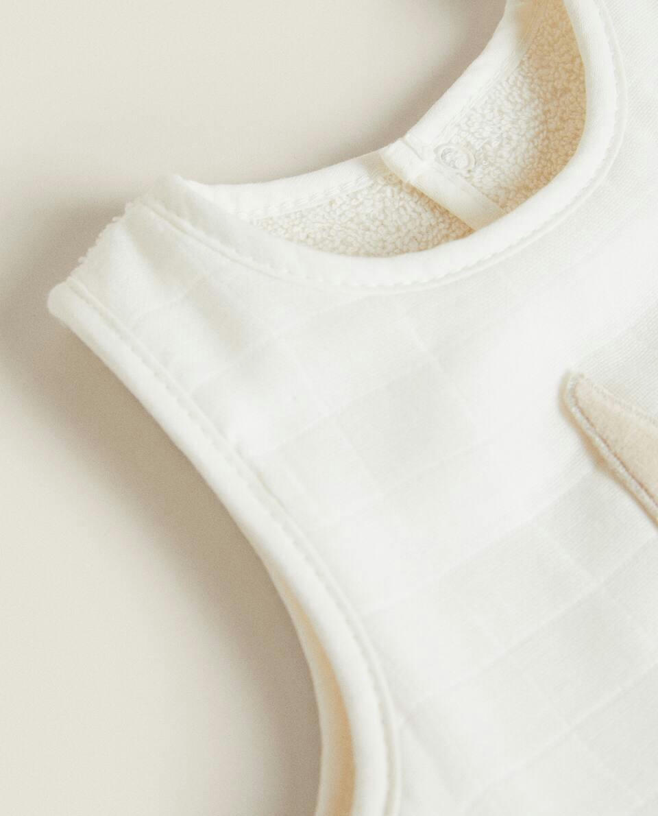 BIB WITH BUNNY APPLIQUé