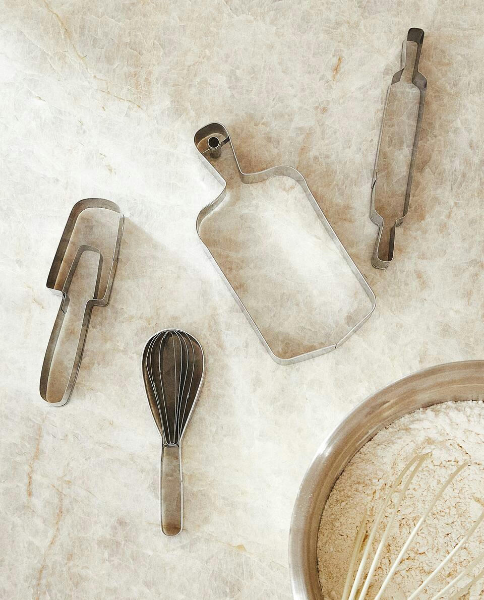 SET OF UTENSIL-SHAPED STEEL MOULDS
