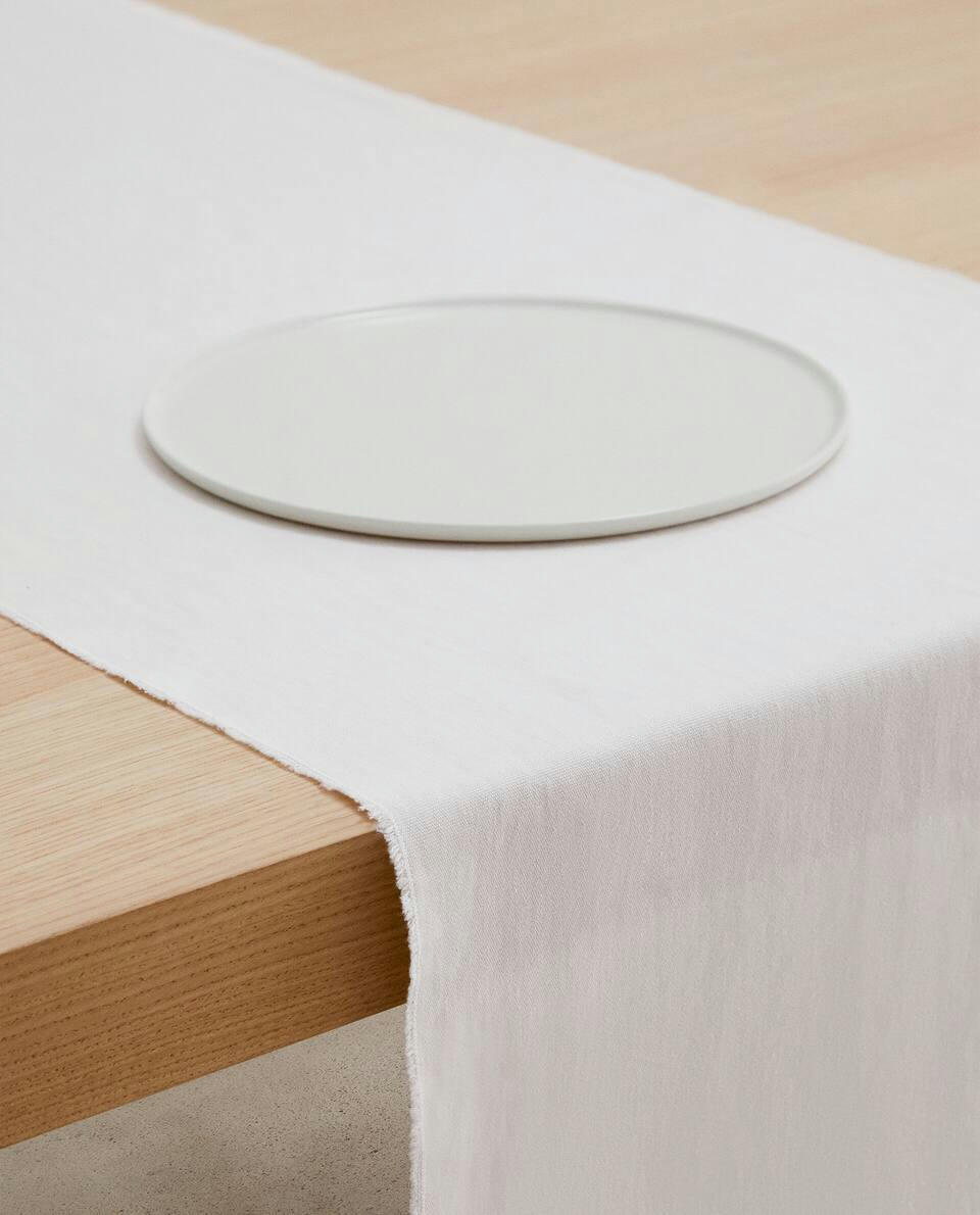 TABLE RUNNER 01