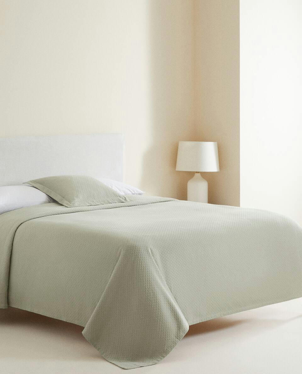 BEDSPREAD WITH POLKA DOT DESIGN