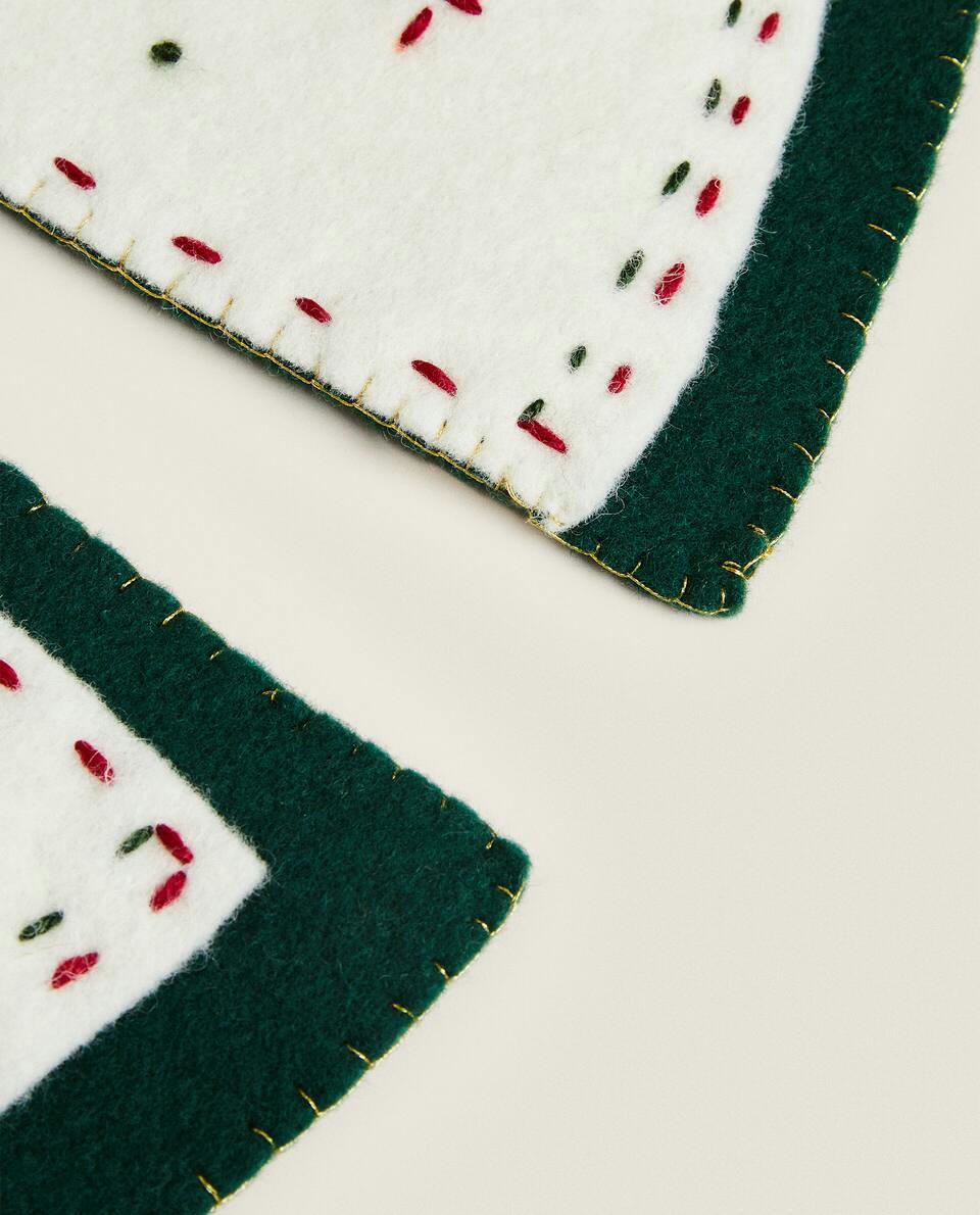 FELT TREE STAND CHRISTMAS DECORATION