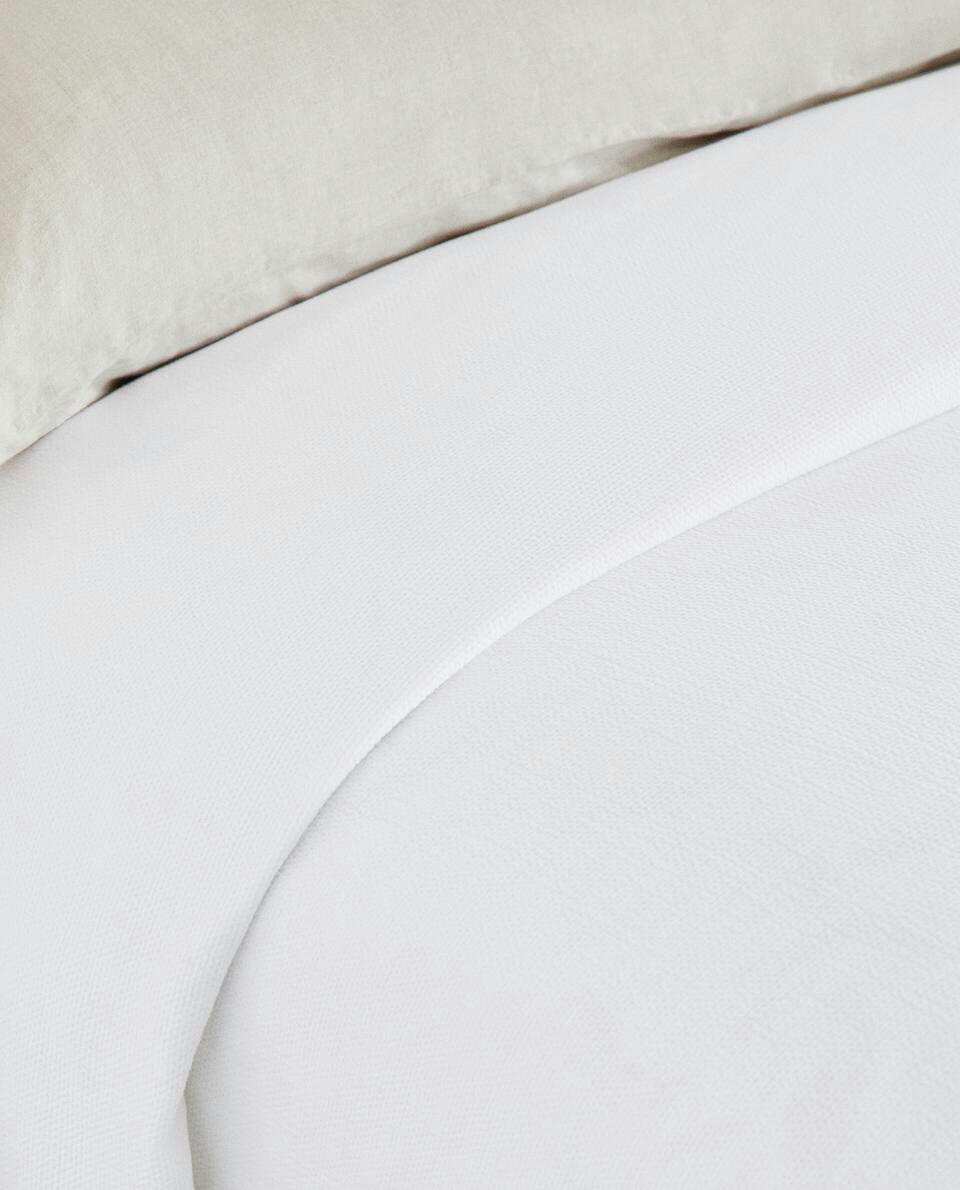 BEDSPREAD WITH PLEATED RUFFLE