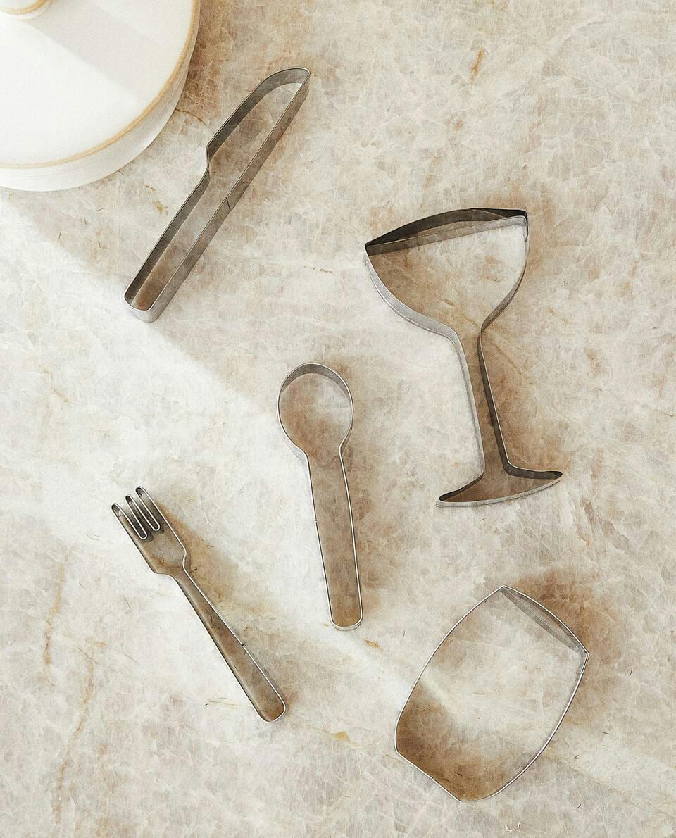 SET OF TABLEWARE-SHAPED STEEL MOULDS