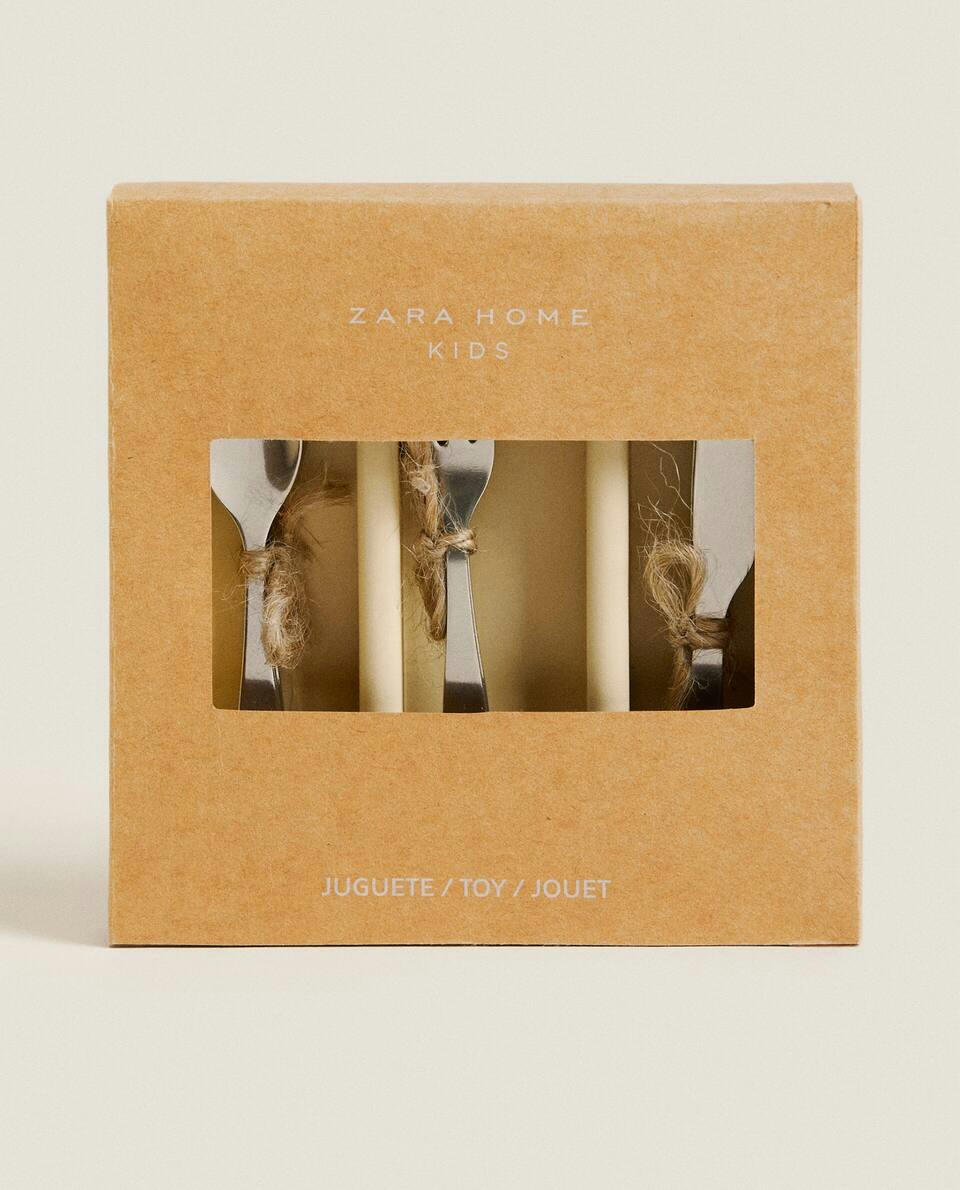CHILDREN’S TOY SET OF CUTLERY