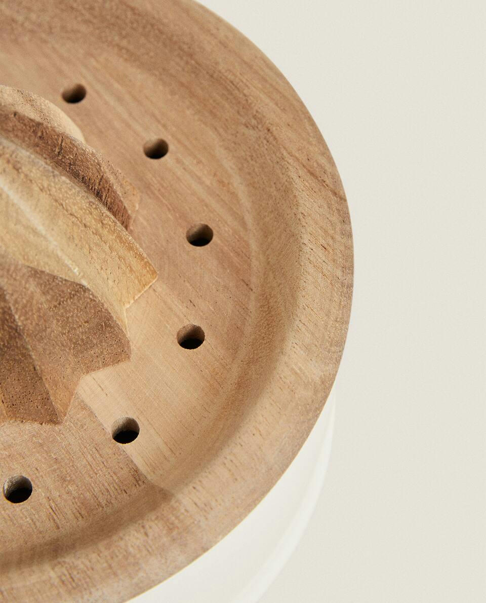 STONEWARE AND WOOD JUICER