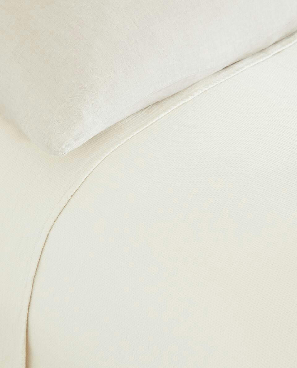 RUFFLE TRIM BEDSPREAD