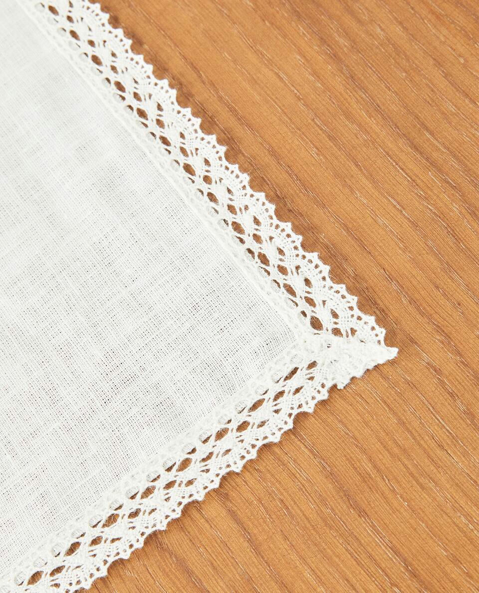 LINEN PLACEMAT WITH LACE TRIM