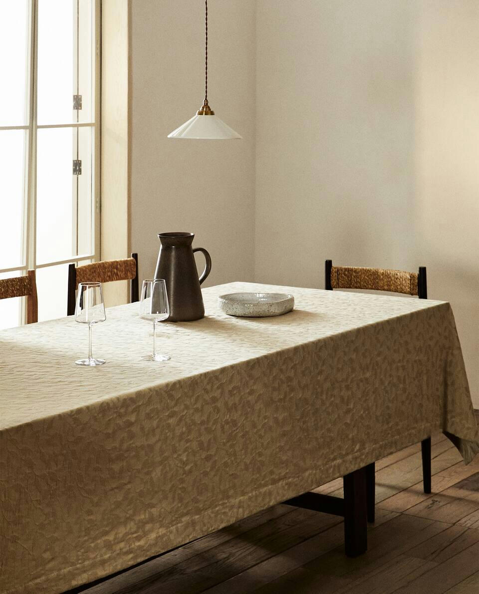 JACQUARD LEAF TABLECLOTH