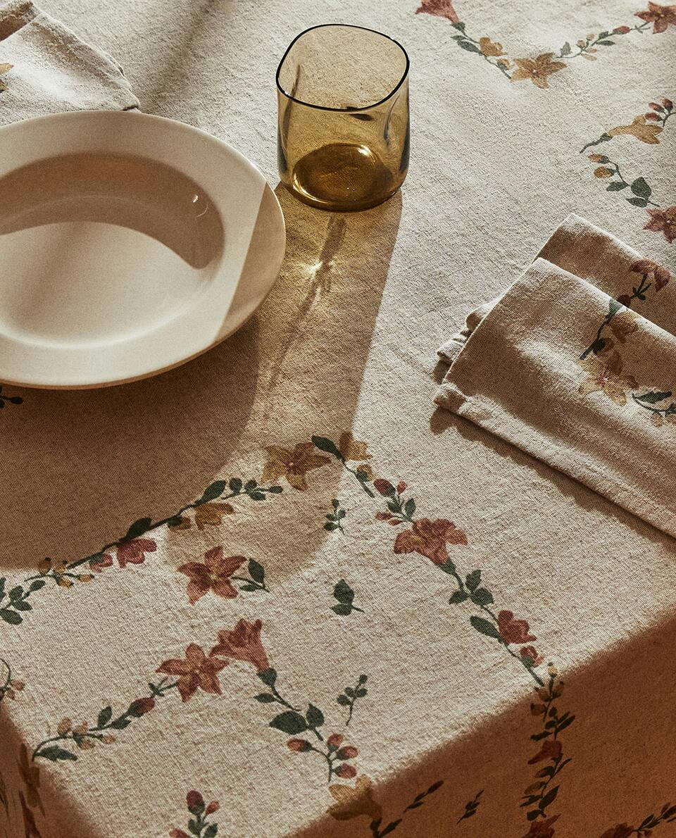 FLORAL PRINT TABLECLOTH